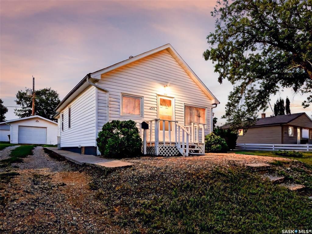 Property Photo:  1233 Duffield Street W  SK S6H 5K2 