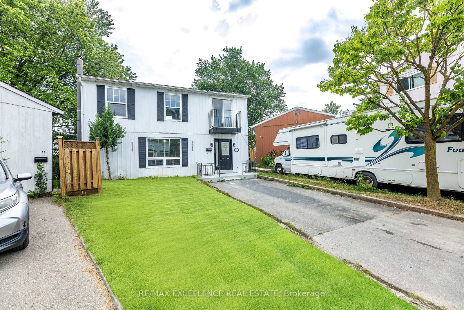 Photo de la propriété:  20 Hedgeson Court  ON L6S 1P2 