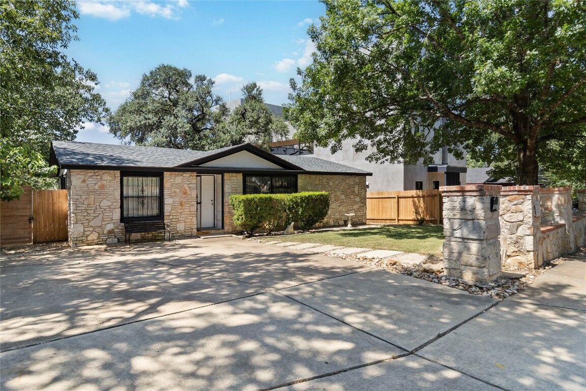 Property Photo:  1002 Walter Street  TX 78702 