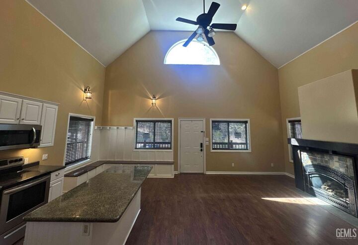 Property Photo: 1400 Pine Cone Court CA 93285