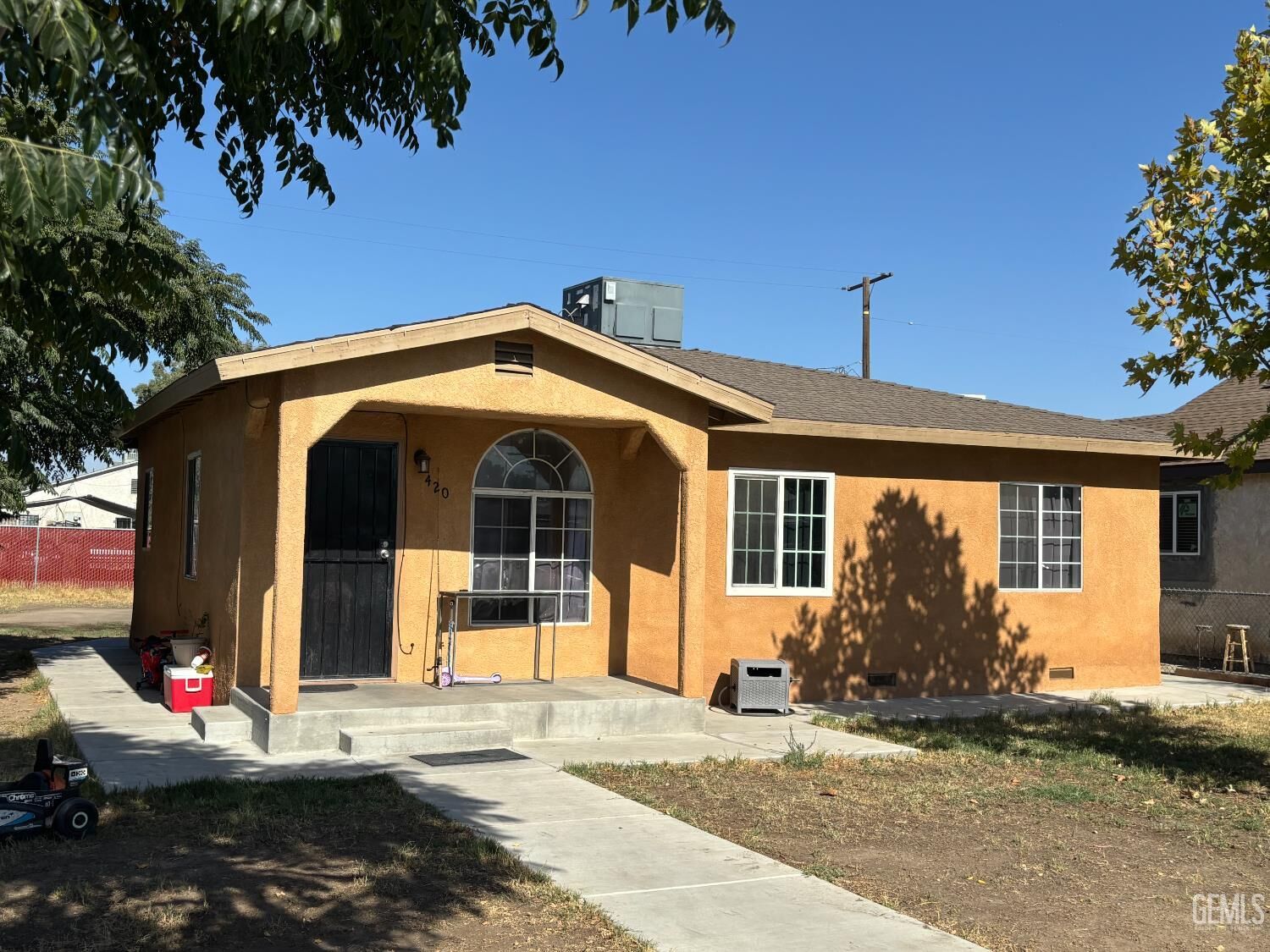 Property Photo:  420 Dover Place  CA 93215 