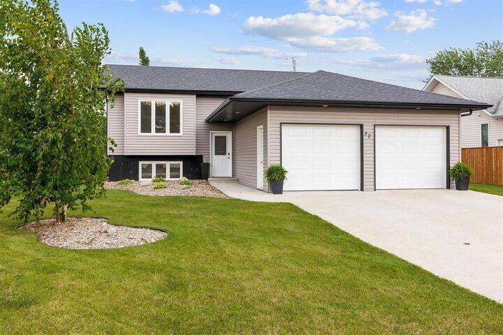 37 Valcourt Bay  St Jean Baptiste MB R0G 2B0 photo