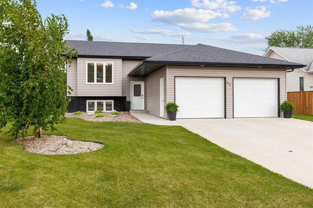 Property Photo:  37 Valcourt Bay  MB R0G 2B0 