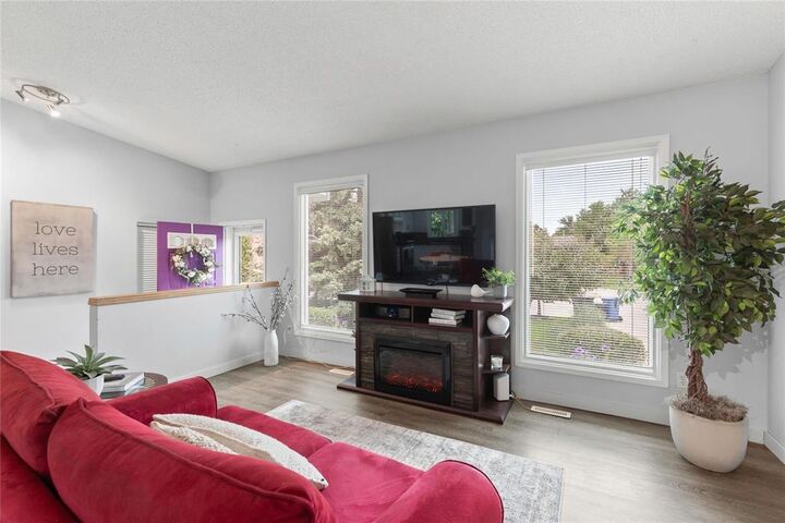 Property Photo:  12 Marlyn Place  MB R2P 2A6 