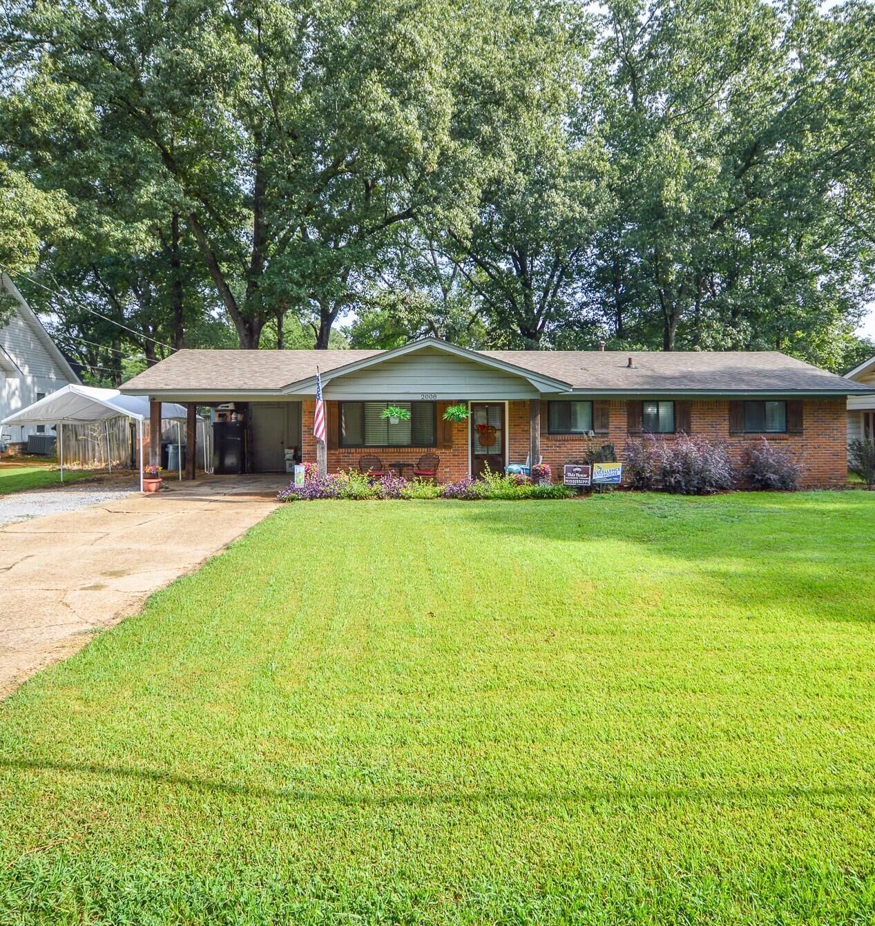 Property Photo:  2008 Pin Oak Drive  MS 39759 
