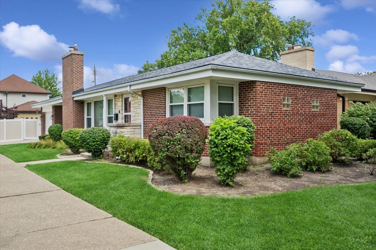 Property Photo: 7437 N Ozark Avenue IL 60631