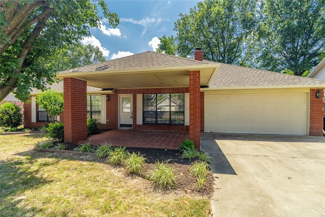 Property Photo:  3404 W Hemlock Street  AR 72756 