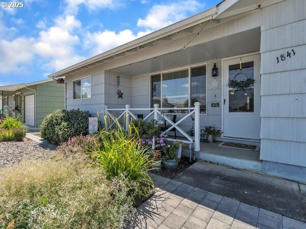 Property Photo:  1841 Umpqua Rd  OR 97071 