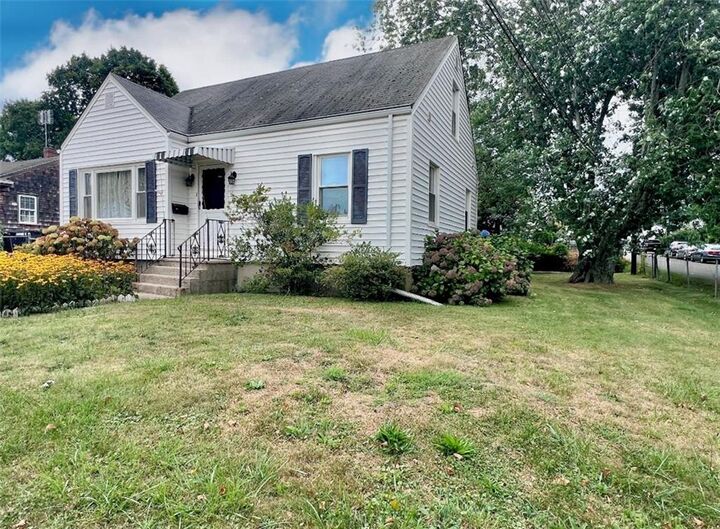 Property Photo:  86 Maple Avenue  RI 02842 
