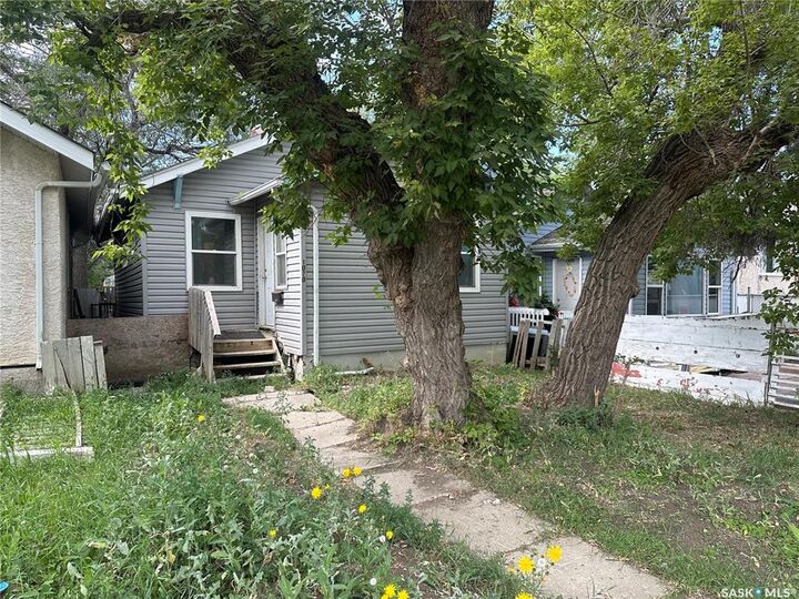 Property Photo:  1070 Argyle Street  SK S4T 3R3 