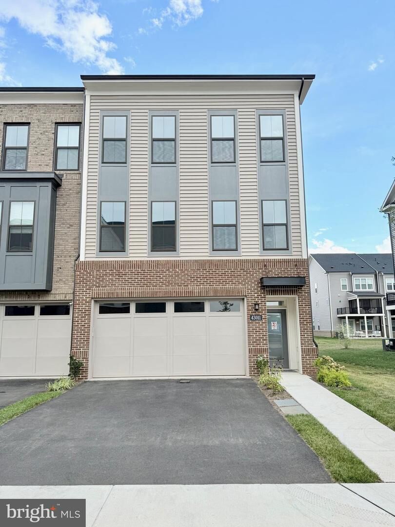 Property Photo: 43011 Debonair Terrace VA 20148