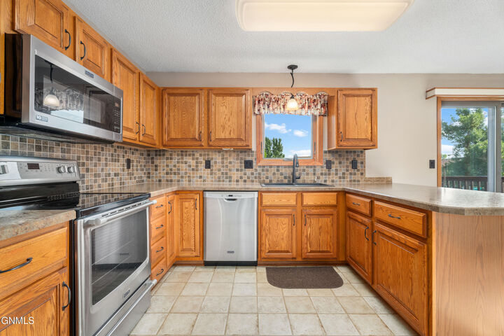 Property Photo: 1740 Primrose Place ND 58501