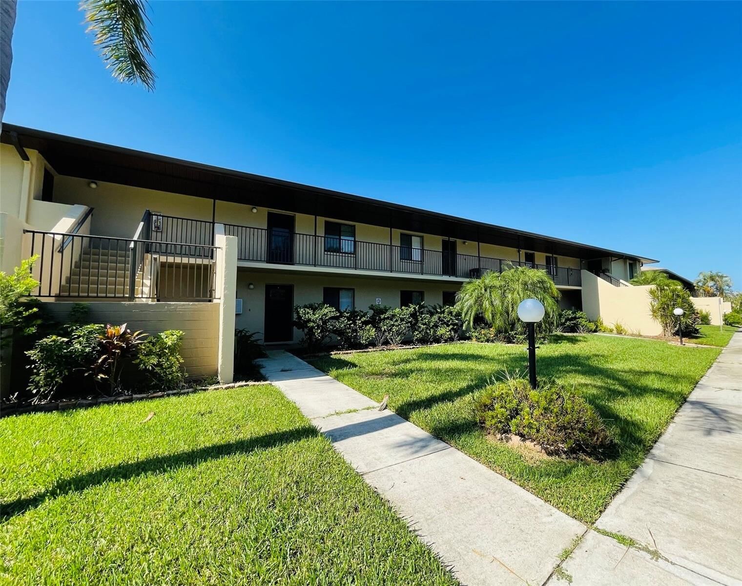 Property Photo:  4000 Oakview Drive L9  FL 33980 