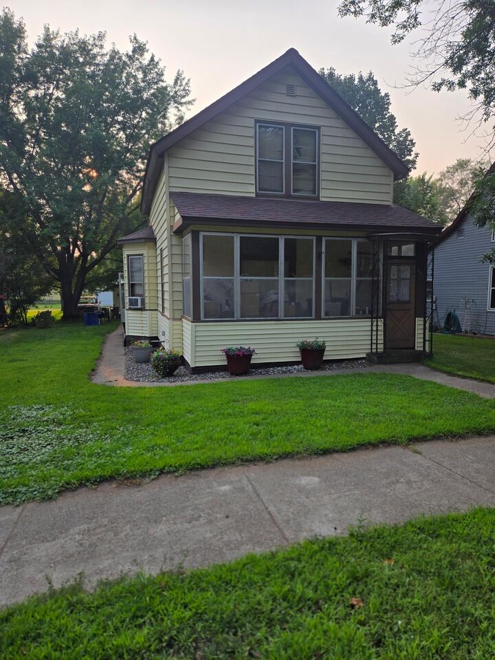 Property Photo: 725 7th Street NE MN 56345