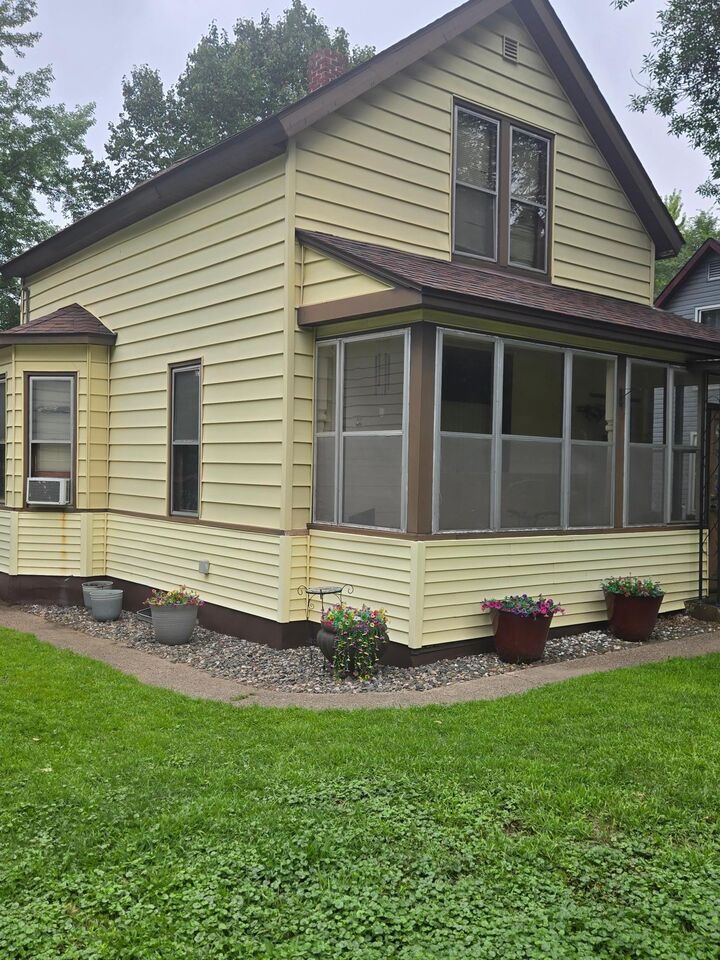 Property Photo:  725 7th Street NE  MN 56345 