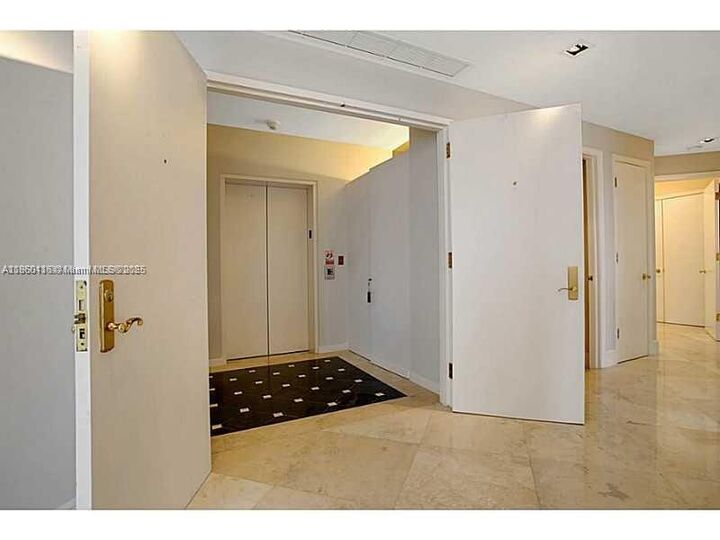 Property Photo: 10 Edgewater Dr 4H FL 33133
