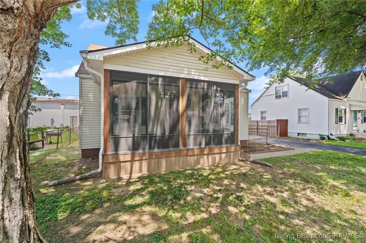 Property Photo:  425 Andalusia Avenue  IN 47129 