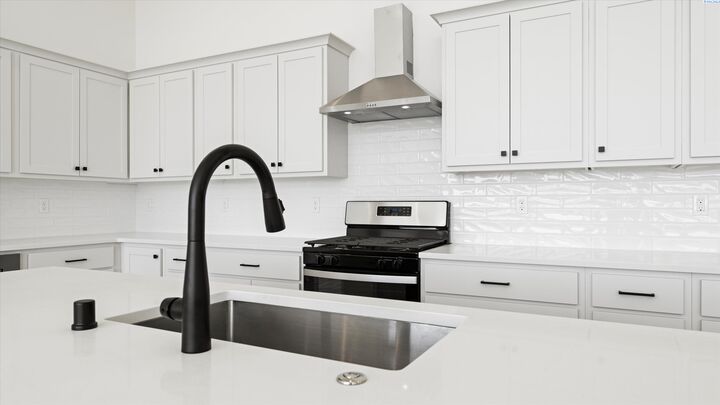 Property Photo:  6677 W 27th Ave  WA 99338 