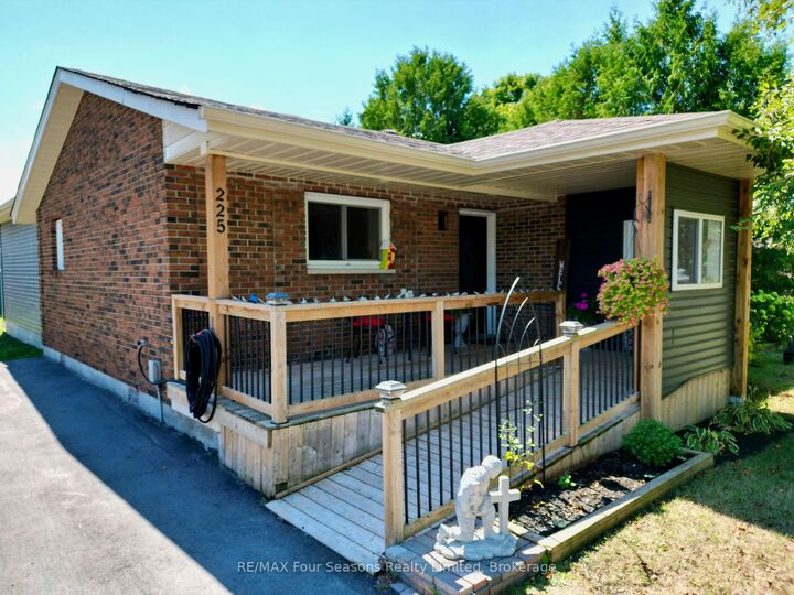 Property Photo:  225 Christopher Street  ON L0M 1S0 