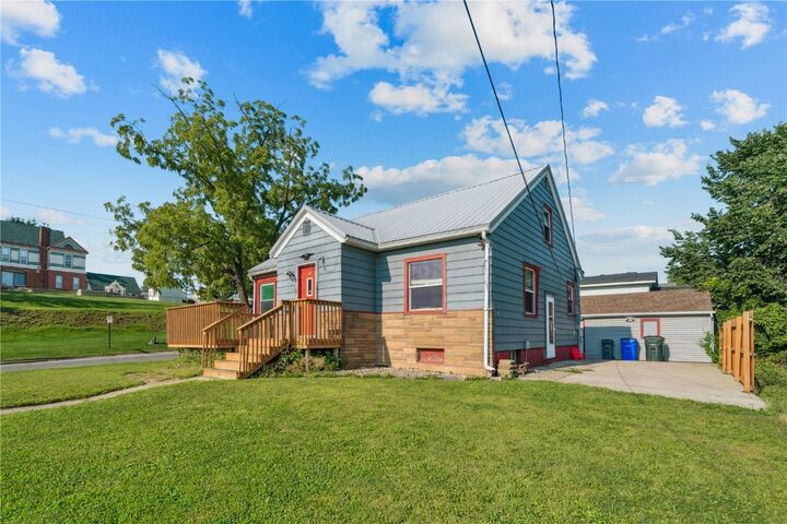 Property Photo:  1424 9th Street SW  IA 52404 