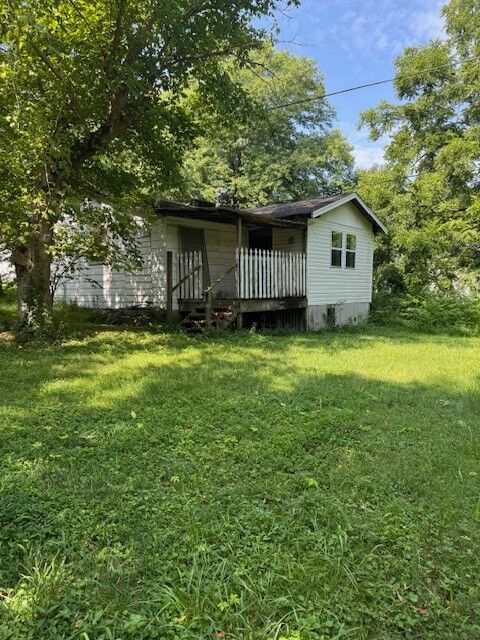 Property Photo: 213 Chamberlain Ave TN 37083