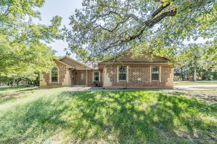 110 Pleasant Oaks Lane  Springtown TX 76082 photo