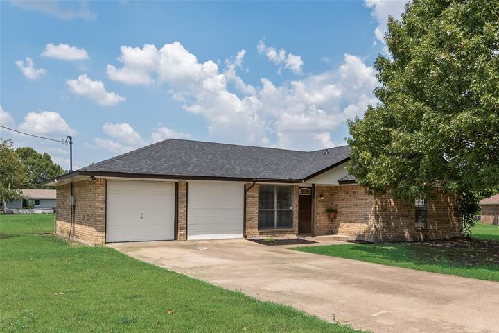 Property Photo: 817 Eastridge Circle TX 75154