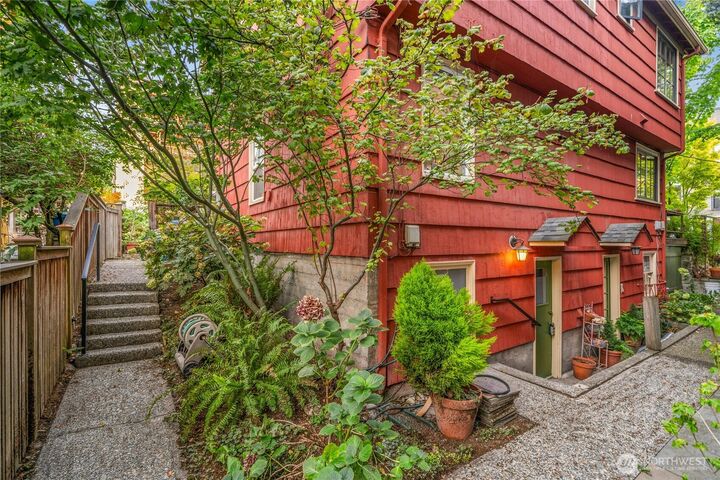 Property Photo:  2303  Minor Avenue E  WA 98102 