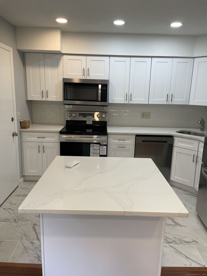Property Photo:  7 Savin Park 7  CT 06516 