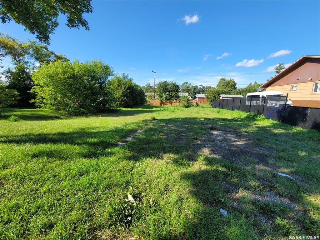 Property Photo:  1316 13th Street W  SK S6V 3J4 