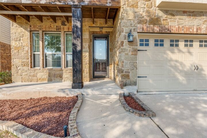 Property Photo:  305 Leather Oak Loop  TX 78666 