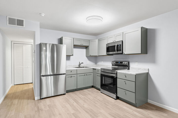 Property Photo: 210 Pelham Road 109B FL 32547