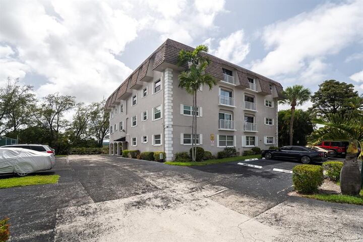 Property Photo: 5951 NE 14th Ln 308N FL 33334