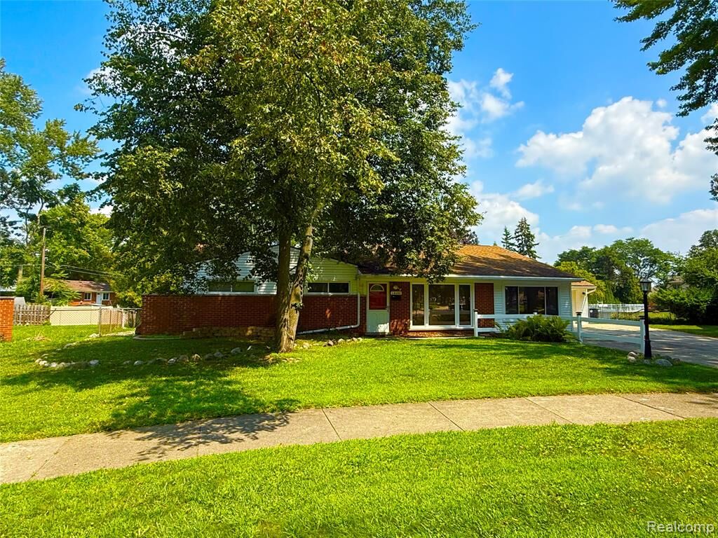 Property Photo: 18582 Whitby Street MI 48152 3040