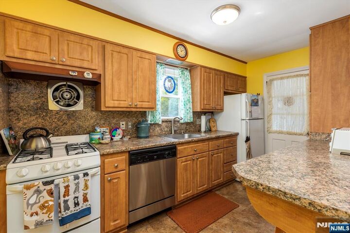 Property Photo:  122 Hartwich Street  NJ 07607 