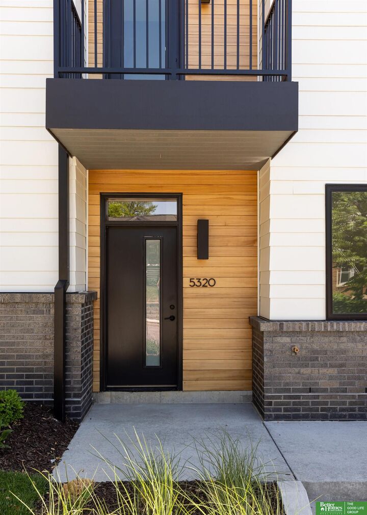 5320 Elmwood Plaza  Omaha NE 68106 photo