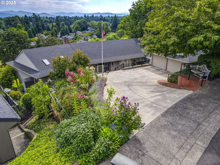 Property Photo: 420 Spyglass Dr OR 97401