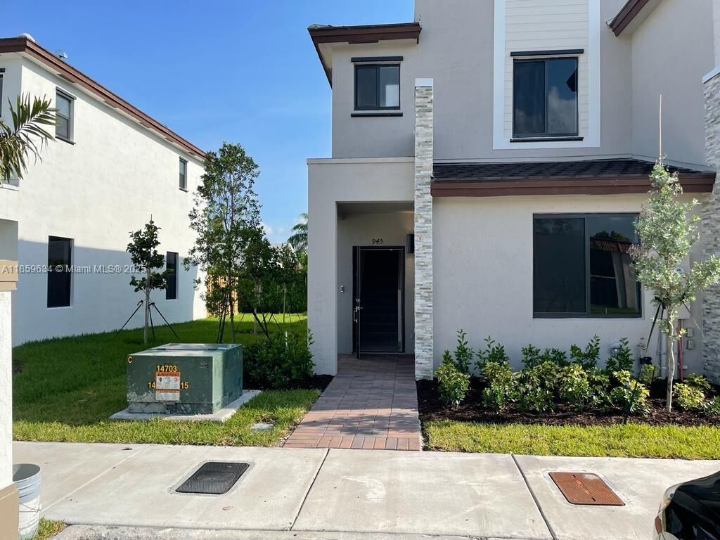 Property Photo:  945 NE 211th St  FL 33179 