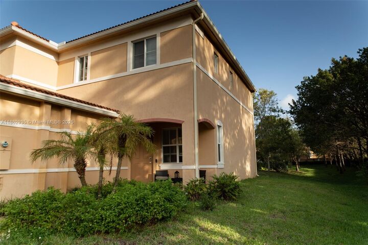 Property Photo:  4956 SW 30th Ter  FL 33312 