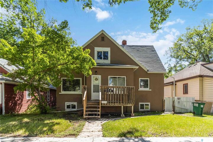 Property Photo:  228 F Avenue N  SK S7L 1W1 