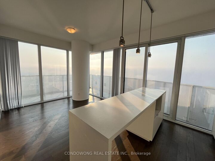 Property Photo: 88 Harbour Street 7107 ON M5J 0C3