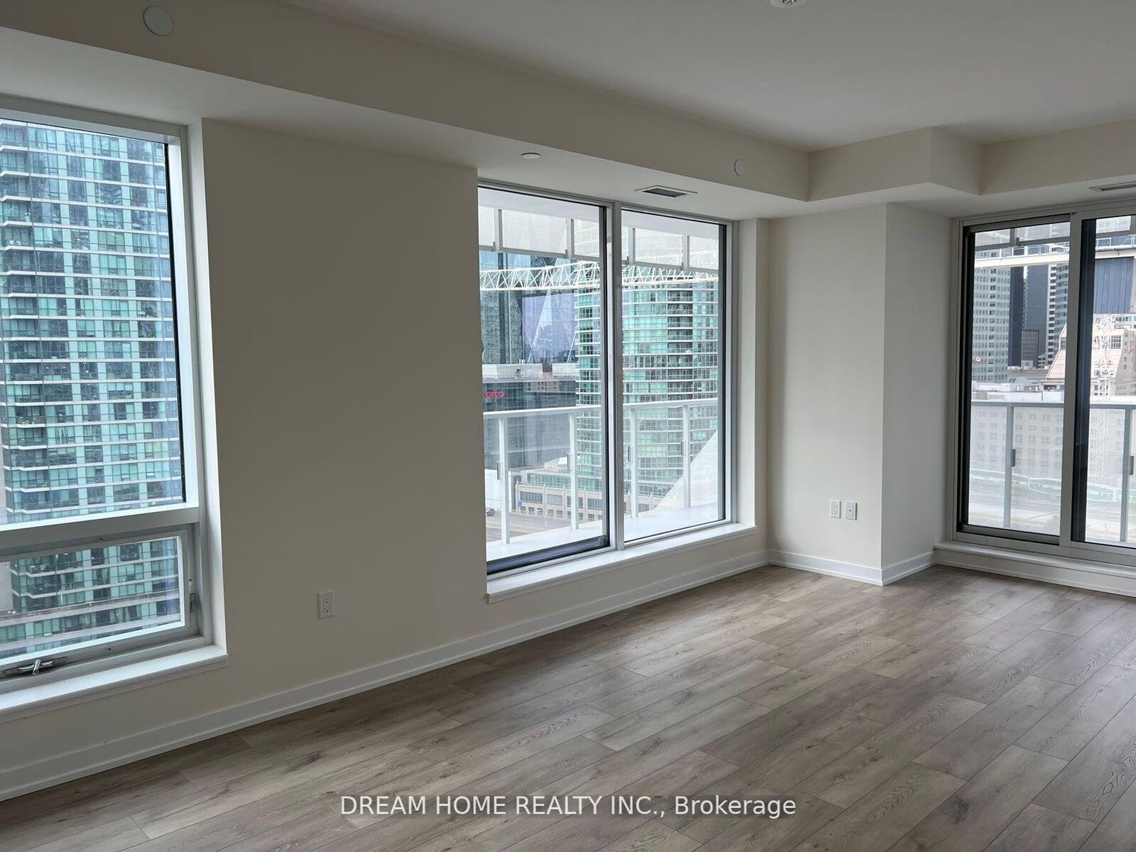 Property Photo:  28 Freeland Street 1304  ON M5E 0E3 