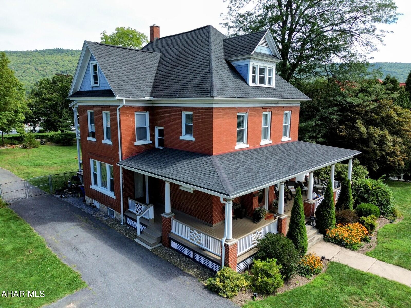 Property Photo: 419 S Richard Street PA 15522