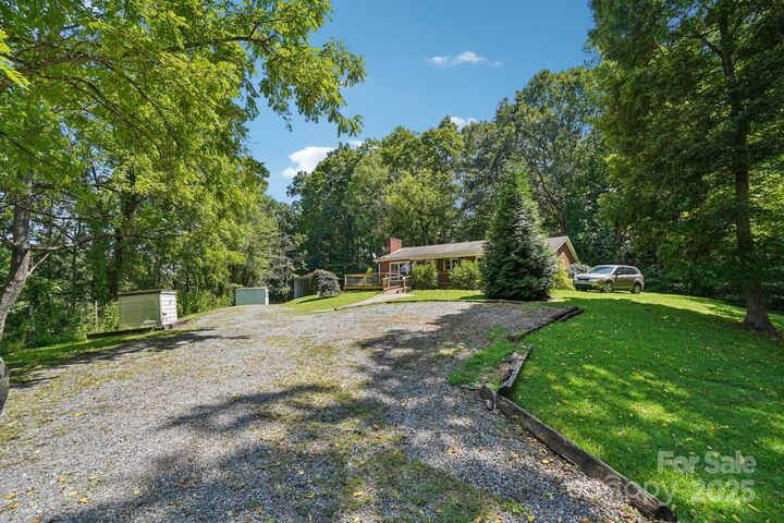 Property Photo: 623 Edwards Cove Road NC 28786