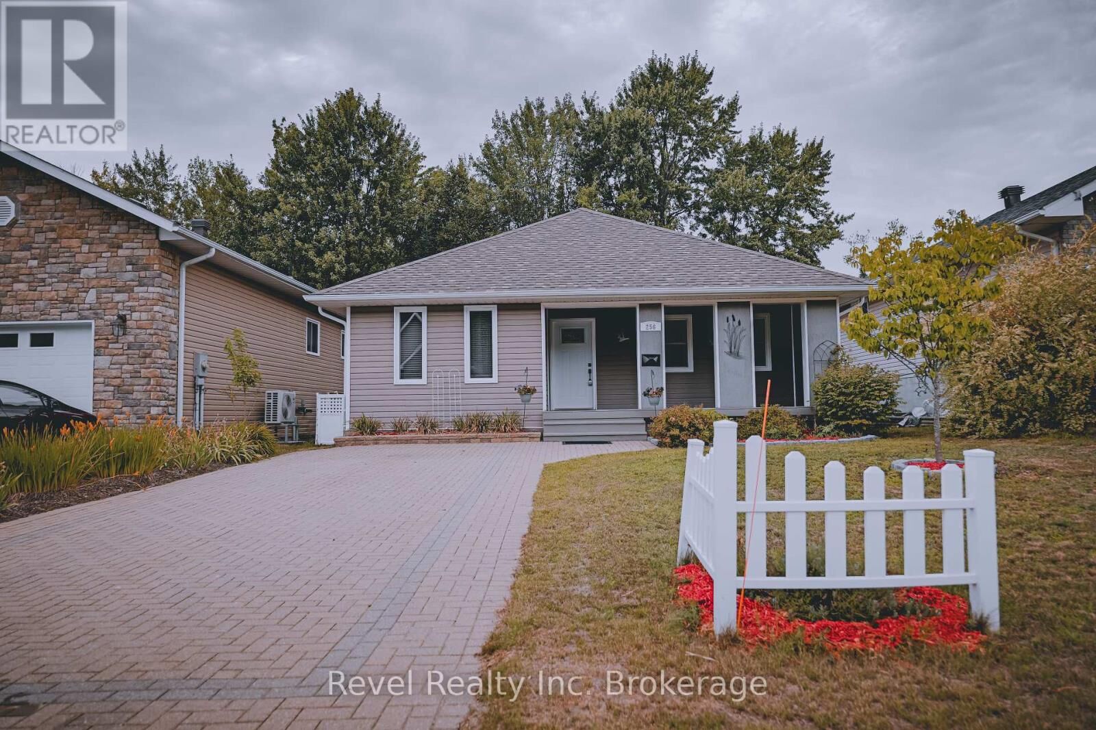 Photo de la propriété: 256 Thelma Avenue ON P1A 4M8