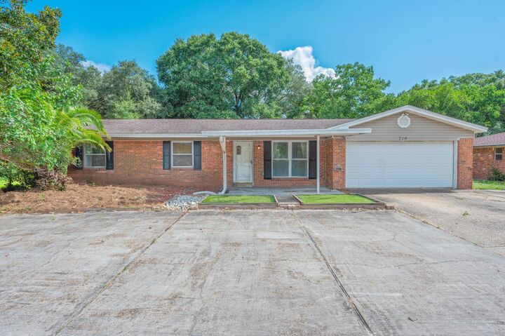 710 E Hollywood Boulevard  Mary Esther FL 32569 photo