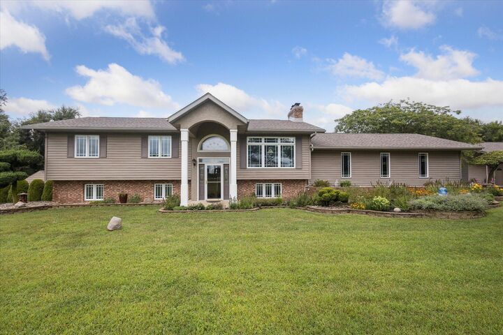 Property Photo: 6885 E 700 IN 46552