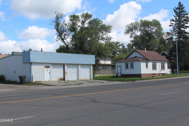 924 6th Avenue SE  Jamestown ND 58401 photo