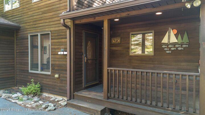 Property Photo:  1048 Aquarius Drive  PA 18436 