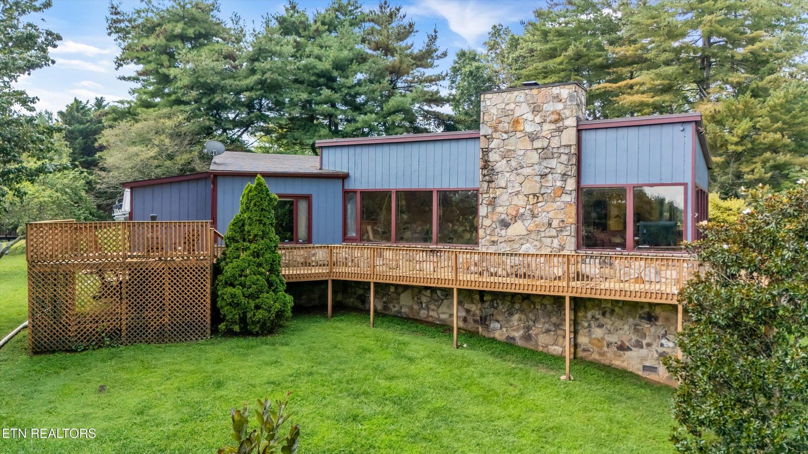 Property Photo: 411 Orchard Knob Rd TN 37716